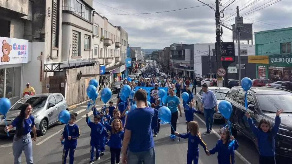 Caminhada Azul leva conscientização sobre o autismo às ruas de Mafra